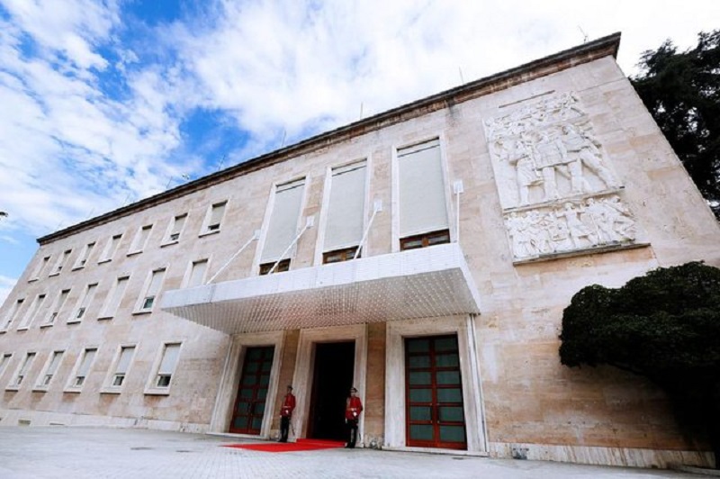 Rriten pagat per punonjesit e sherbimeve ne institucione, punonjesit e Teatrit Kombetar e TKOB